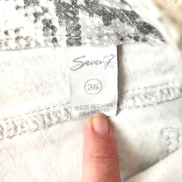 SEVEN7 Snakeskin Low-rise Denim Shorts, Size 26 - Picture 4 of 9